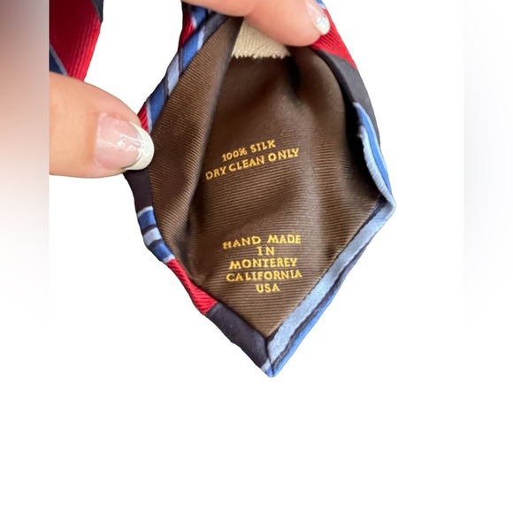 🔴🔥🔵Robert Talbott 100% silk tie. Gorgeous & classic blue/red stripe. Like new - Picture 5 of 5